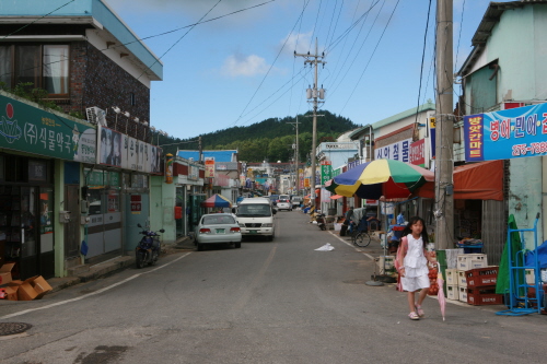 지도읍 중심지 읍내리(이곳에서 3일과 8일 오일장이 열린다). 